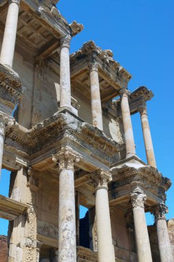 Ephesus, Türkiye 'deki Celsus Kütüphanesi kalıntıları. Bu Roma binası cenaze anıtı ve kütüphane olarak dikildi ve antik zamanların üçüncü büyük kütüphanesiydi. Yangın tarafından yok edildi..
