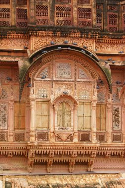 Mehrangarh Kalesi 1459 yılında Marwar 'ın başkenti Mandore' dan Jodhpur 'a taşındığında inşa edildi. Hindistan 'ın Rajasthan eyaletindeki Jodhpur kasabasının üzerindeki bir tepenin üzerinde yükselir. Burası Hindistan 'ın en büyük kalelerinden biri ve güzel oymalarıyla yenilendi.