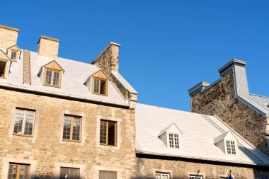 Quebec City, Quebec, Kanada 'da bazı eski binalar açık mavi gökyüzüne karşı