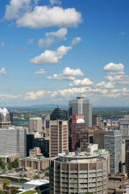 Montreal, Kanada - 28 Temmuz 2008: bulutlu bir günde Montreal şehir merkezinin silueti. Mount Royal 'dan görüntü. Arka planda Saint Lawrence nehri.
