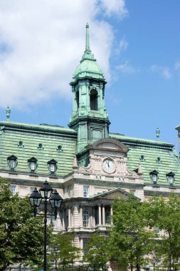 Montreal Belediye Binası (Hotel de Ville de Montreal) bakır çatılı. 1872 ve 1878 yılları arasında Old Montreal 'de İkinci İmparatorluk Stili ile inşa edildi (Vieux Montreal) fakat yangında ciddi hasar gördü.