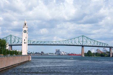 Montreal saat kulesi eski limanın girişinde (Quai de l 'Horloge) bulunmaktadır. Victoria Pier ya da Sailors Memorial Clock olarak da bilinir. Saat kulesi Birinci Dünya Savaşı 'nda ölen Kanadalı denizcilere adanmıştır..