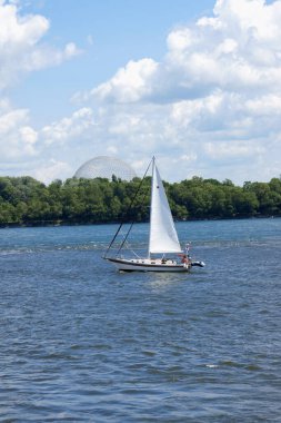 Montreal, Kanada - 26 Temmuz 2008: Montreal 'de Saint Lawrence nehrinde yelkenli. Arka planda Montreal Biyosferi.