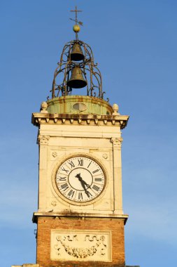 Piazza del Popolo 'daki saat kulesinde gün batımı ışığı. Bu kule İtalya 'nın Ravenna kentindeki Venedik yönetimi sırasında inşa edildi..