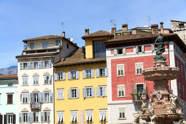位于特伦托历史中心的海王星喷泉 Neptune Fountain 和大教堂广场 Piazza Del Duomo 出现在中世纪 — 图库照片