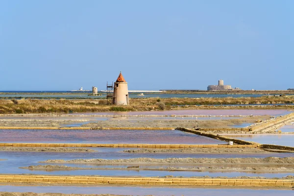 Saltpannorna Trapani Sicilien Italien Gammal Väderkvarn Och Tankarna Där Havsvatten — Stockfoto