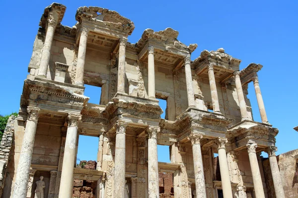 Ephesus, Türkiye 'deki Celsus Kütüphanesi kalıntıları. Bu Roma binası cenaze anıtı ve kütüphane olarak dikildi ve antik zamanların üçüncü büyük kütüphanesiydi. Yangın tarafından yok edildi..
