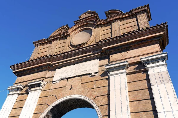 斯基亚沃纳门是福里城墙唯一剩下的门 它位于埃米莉亚大道 Emilia 的城北入口 今天出现的Schiavonia门 Porta Schiavonia 是1743年重建的结果 — 图库照片