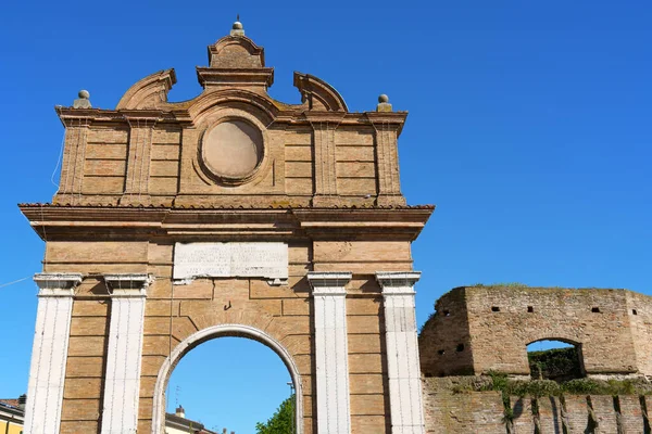 포르타 이보나 Porta Schiavona 포를리 성벽의 문이다 이곳은 에밀리아 가도를 — 스톡 사진