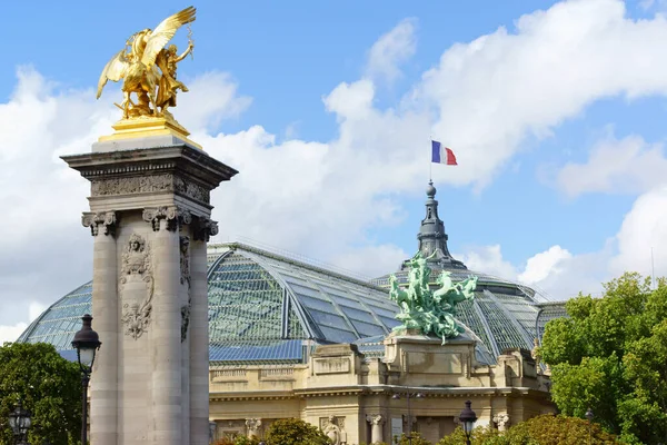 法国巴黎 2013年8月18日 亚历山大三世桥 Pont Alexandre Iii 跨越塞纳河和爱丽舍大宫 Grand Palais Des — 图库照片