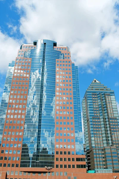 Two Tallest Modern Skyscrapers Downtown Montreal Cloudy Sky Montreal Quebec — Stok fotoğraf