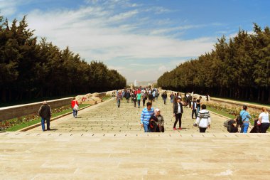 Ankara, Türkiye - 28 Nisan 2019: Çağdaş Türkiye 'nin babası ve Cumhurbaşkanı Mustafa Kemal Atatürk' e adanmış Anitkabir Anıtkabir 'de aslanlar çubuğu üzerinde yürüyen insanlar.