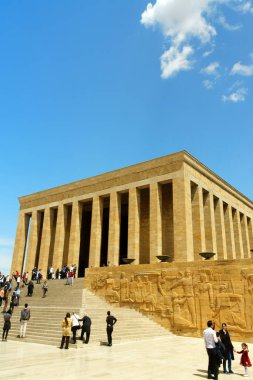Ankara, Türkiye - 28 Nisan 2019: Anitkabir, Türkiye 'nin başkenti Ankara' daki Çağdaş Türkiye 'nin babası Cumhurbaşkanı Mustafa Kemal Atatürk' e ithaf edilmiştir. Etrafta bir sürü insan var...