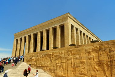Ankara, Türkiye - 28 Nisan 2019: Anitkabir, Türkiye 'nin başkenti Ankara' daki Çağdaş Türkiye 'nin babası Cumhurbaşkanı Mustafa Kemal Atatürk' e ithaf edilmiştir. Etrafta bir sürü insan var...