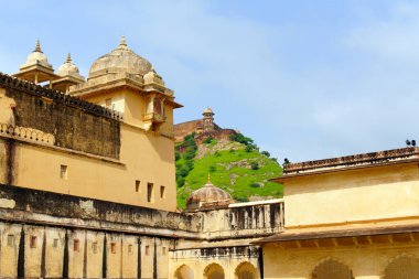 Amer veya Amber Kalesi, Maota Gölü üzerindeki Aravalli tepelerinden yükselir. Kale 1592 yılında kırmızı kumtaşı ve mermerden yapılmıştır ve Hindistan 'ın Amer kentindeki Amber Kalesi mimari tarzından büyük ölçüde etkilenmiştir..