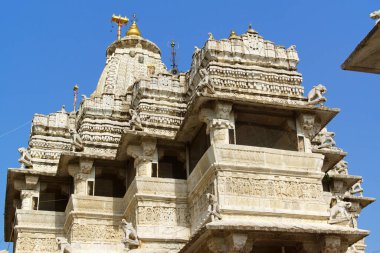 Shri Jagdish Tapınağı, Udaipur 'un ortasında şehir sarayı yakınlarında bulunan büyük bir Hindu tapınağıdır. İnşaatı 17. yüzyıla dayanıyor ve Tanrı Jagannath 'a adanmıştır..
