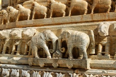 Udaipur, Rajasthan, Hindistan 'daki Shri Jagdish Tapınağı' ndan atları ve filleri temsil eden taş oymalar.