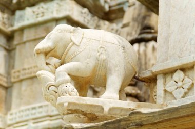 Ranakpur, Rajastahn, Hindistan 'daki Chaumukha Jain Tapınağının ön cephesindeki taş fil heykeli..