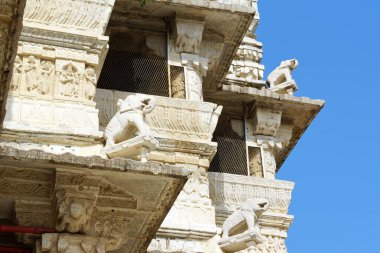 Jagdish Tapınağı, Udaipur 'un ortasında şehir sarayı yakınlarında bulunan büyük bir Hindu tapınağıdır. İnşaatı 17. yüzyıla dayanıyor ve Tanrı Jagannath 'a adanmıştır. Udaipur, Rajasthan, Hindistan.