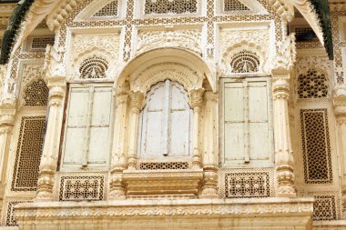 Mehrangarh Kalesi 1459 yılında Marwar 'ın başkenti Mandore' dan Jodhpur 'a taşındığında inşa edildi. Hindistan 'ın Rajasthan eyaletindeki Jodhpur kasabasının üzerindeki bir tepenin üzerinde yükselir. Burası Hindistan 'ın en büyük kalelerinden biri ve güzel oymalarıyla yenilendi.