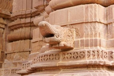 Mandore Gardens 'taki bir tapınaktan oyulmuş taş süslemeleri, Jodhpur' a taşınmadan önce Marwar 'ın başkenti olan antik Mandore kasabasının yöneticilerine adanmış çeşitli mezar ve tapınakların bir koleksiyonu. Mandore, Rajasthan, Hindistan