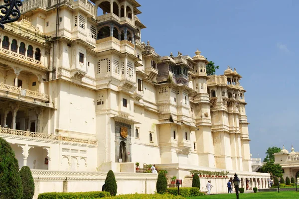 Udaipur India August 2016 Tourists City Palace Stands East Bank — Stockfoto