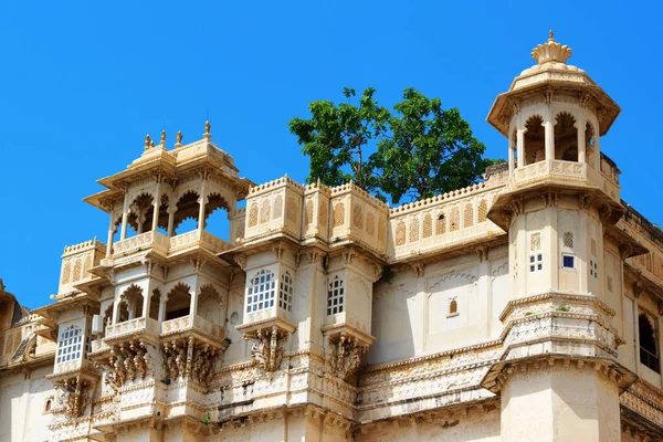 Udaipur City Palace Stands East Bank Lake Pichola Aravalli Mountain — 图库照片