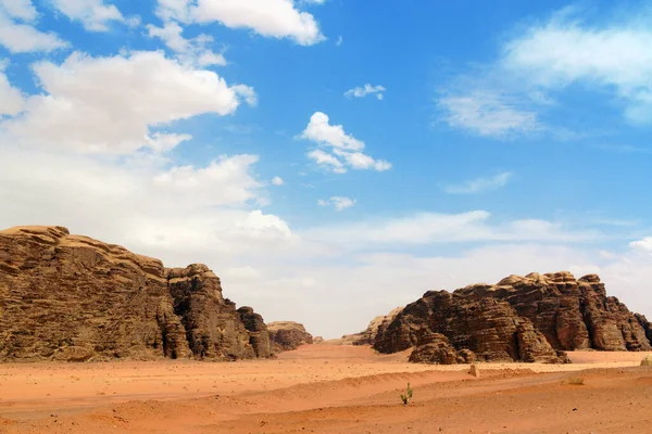 约旦南部的Wadi Rum沙漠 因为它的地质构造也被称为月球谷 从历史上看 它是由阿拉伯的劳伦斯著名的 — 图库照片