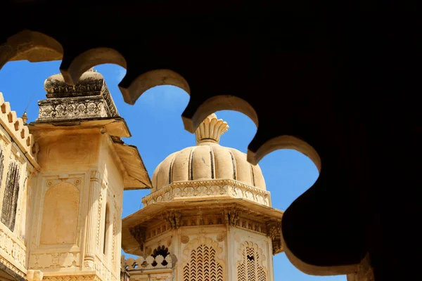 Udaipur City Palace Stands East Bank Lake Pichola Aravalli Mountain — Stockfoto