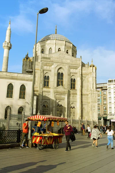 Stambuł Turcja Kwietnia 2019 Pertevniyal Valide Sultan Mosque Stambule Turcja — Zdjęcie stockowe