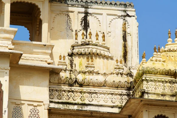 Udaipur City Palace Stands East Bank Lake Pichola Aravalli Mountain — Stockfoto