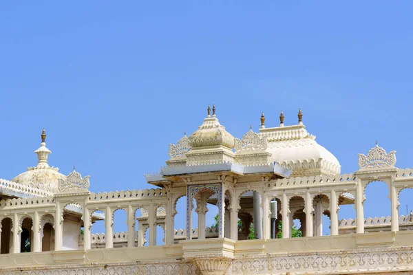 Udaipur City Palace Stands East Bank Lake Pichola Aravalli Mountain — Fotografia de Stock
