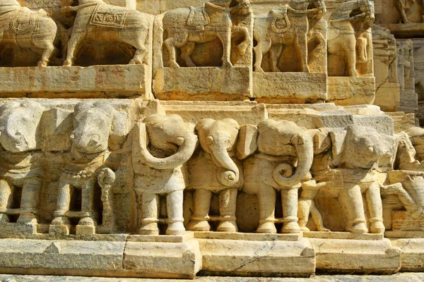 Esculturas Pedra Representando Cavalos Elefantes Templo Shri Jagdish Udaipur Rajastão — Fotografia de Stock