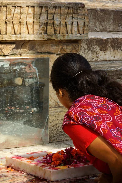 Удайпур Индия Августа 2016 Года Индуистская Женщина Молится Делает Некоторые — стоковое фото