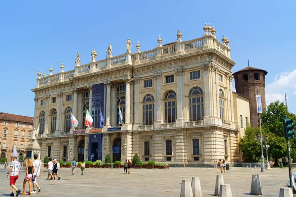 Torino, İtalya - 4 Ağustos 2019: Palazzo Mona e Casaforte degli Acaja 'nın mimarı Filippo Juvarra' nın İtalya 'nın Piedmont kentinde gerçekleştirdiği barak cephesinin görüntüsü. Bina, bugün müzeye ev sahipliği yapan ilk İtalyan Krallığı Senatosu 'nun merkeziydi.