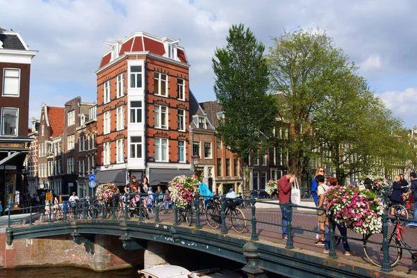 Άμστερνταμ Ολλανδία Αυγούστου 2017 Τυπικά Σπίτια Και Καταστήματα Καναλιών Στην Εικόνα Αρχείου