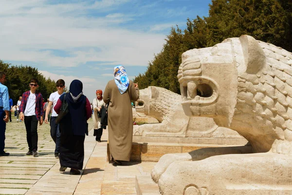 Ankara Turkije April 2019 Mensen Wandelen Langs Leeuwenhengel Anitkabir Het Stockfoto