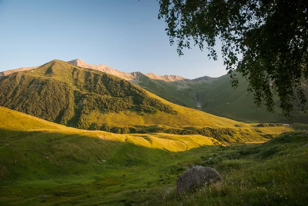 Kaukasiska bergen vid solnedgången — Stockfoto