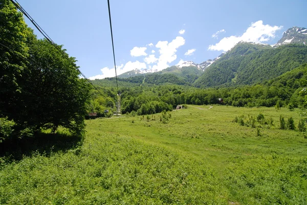 Krasnaya polyana sochi yakınındaki dağlarda — Stok fotoğraf