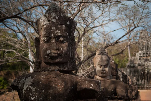 Estatuas de demonios en un puente — Foto de Stock