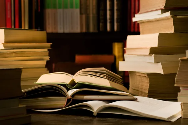 Livros na sala da biblioteca — Fotografia de Stock