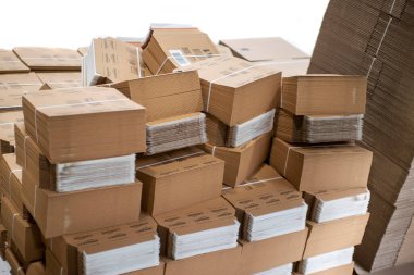 Amazon ambalaj karton - boş kutular yığınları