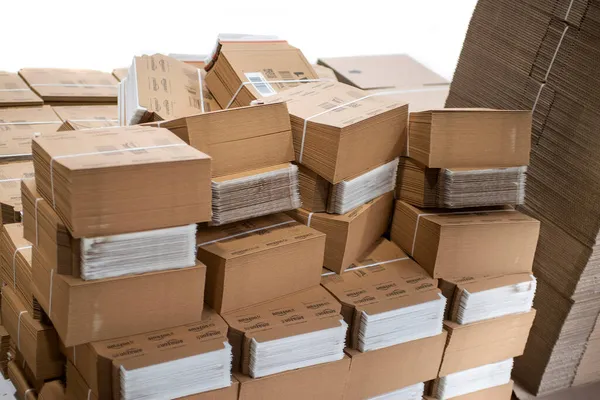 Картонная Упаковка Amazon Груды Пустых Коробок — стоковое фото