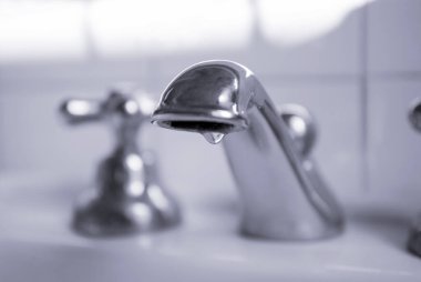 Ev krom musluktan damlayan su damlası