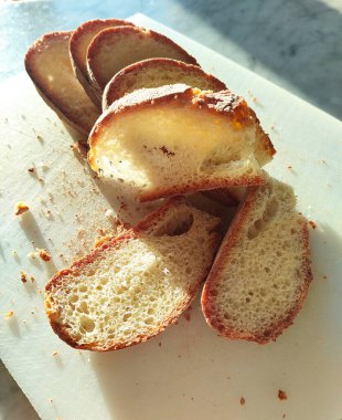 Kesme tahtasında dilimlenmiş ekmek - yukarıdan görünüm