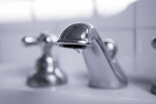 Wassertropfen Tropfen Aus Dem Chrom Wasserhahn — Stockfoto