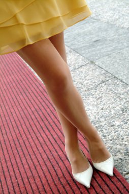 Sarı kısa cüppeli güzel kadın bacakları.