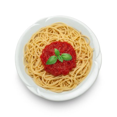 Spagetti ve fesleğen yapraklı domates sosu - geleneksel İtalyan yemeği.