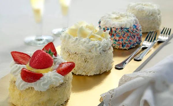 Small Sponge Cakes Decorated Cream Whipped Cream Strawberries — Foto Stock