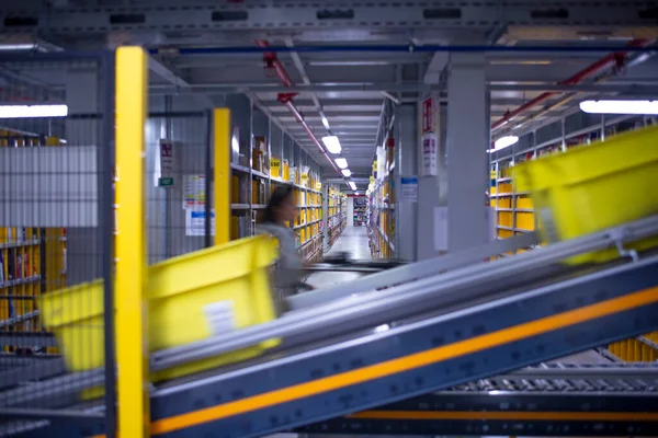 Interieur Van Logistiek Magazijn Met Een Wandelende Arbeider — Stockfoto